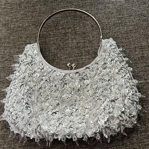 Gorgeous vintage silver sequin handbag. Beautiful to take to a wedding or party.